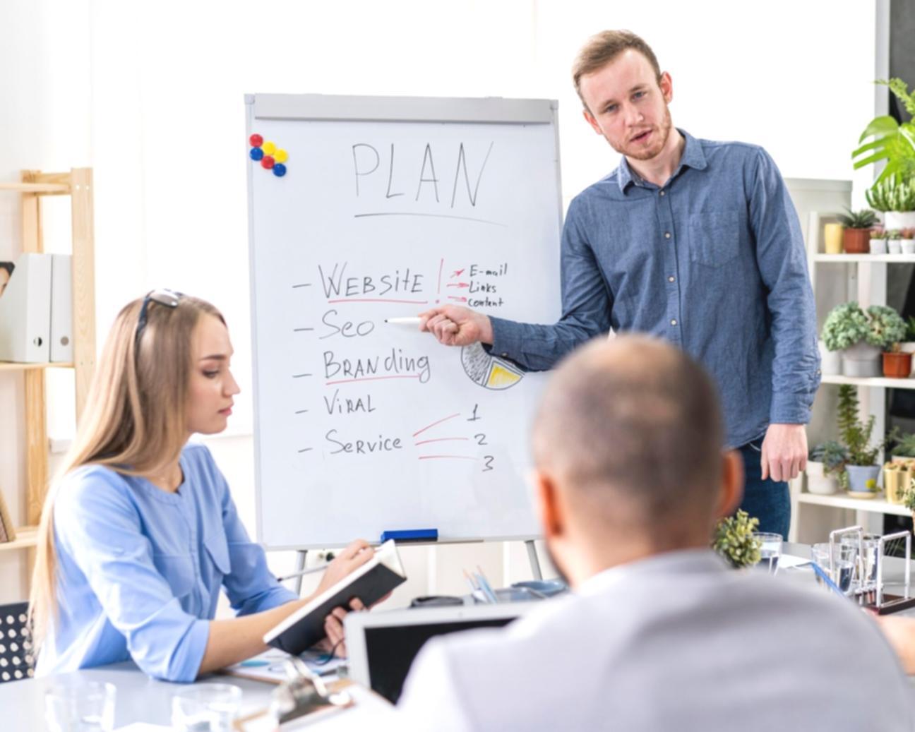 Teilnehmer arbeiten gemeinsam an Finanzplänen